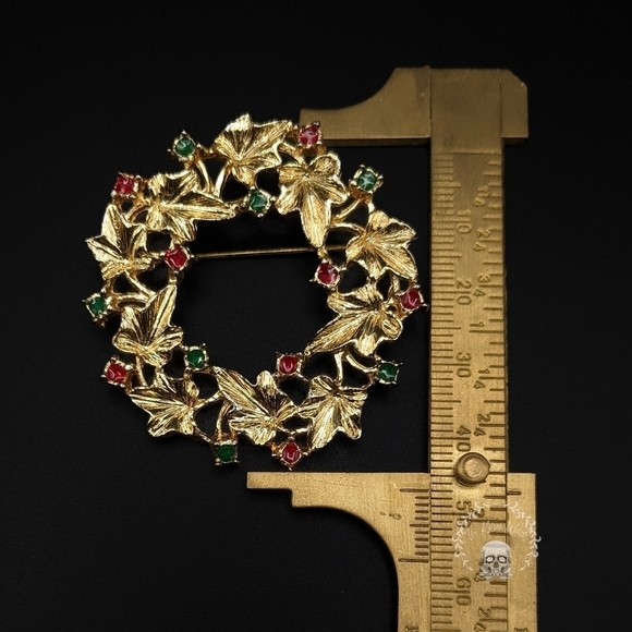 Retro Christmas Brooches, Lot of 3 - Gold toned Wreath, Poinsettia, and Bell - Picture 3 of 5